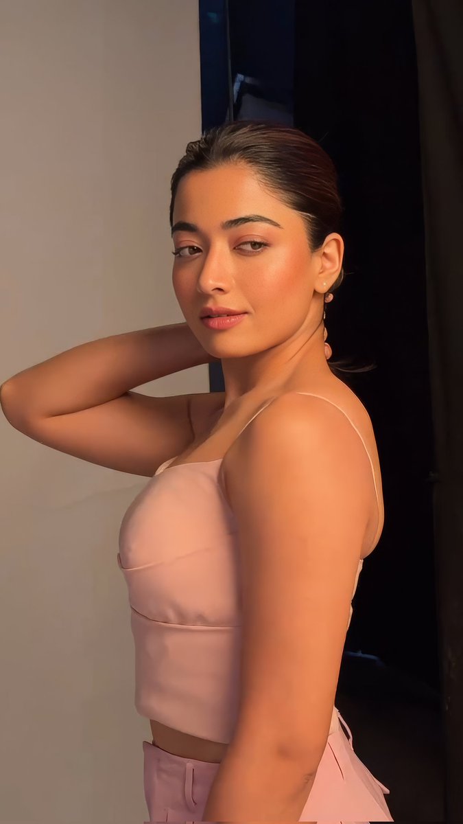Desi_licious_'s tweet photo. Rashmika Mandanna 🩷🩷🩷
#RashmikaMandanna https://t.co/W73oDZjBJS