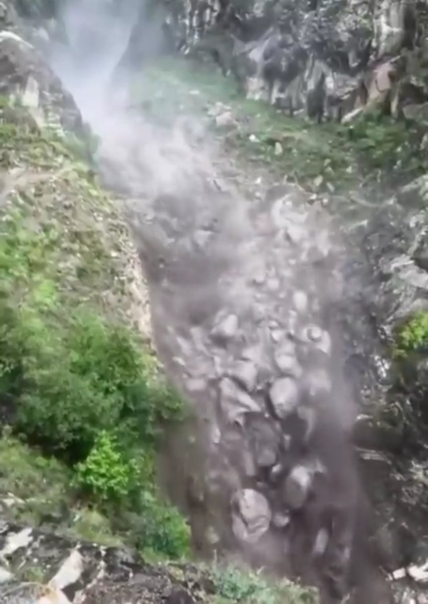 Hindus_Unity_'s tweet photo. BIG BREAKING NEWS: Cloud bust in Kinnaur, Himachal Pradesh. Kinnaur kailash yatra suspended.
#cloudbust #kailashyatra #HimachalPradesh #Kinnaur #himachalfloods #Landslide https://t.co/sEV98cq8LH