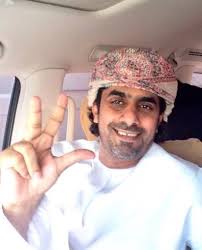 sss20122012's tweet photo. هل يقتل الحزنُ الشعراء؟
نعم يقتلهم، يتغلغلُ سريعا في أرواحهم، هكذا يا حمد قتلك الحزن. الحزن العميق النبيل استوطن قلبك وعينيك باكرا. الحزن الذي طفحتْ به معظم قصائدك وفاضت به عيناك، كان ينتظرك هناك في البعيد، خلف الحدود.
ما أقساك أيها الحزن،.

الذكرى العاشرة#حمد_الخروصي. https://t.co/FRiWSAEZFx