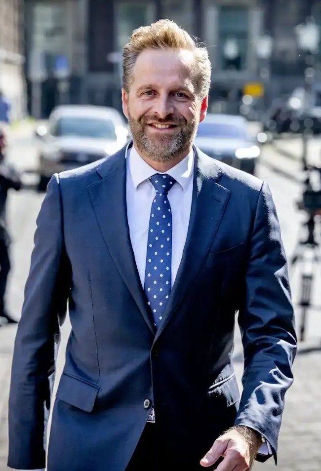 #CDA op 24 zetels in de peilingen, en groeiend....

U bent vergeten dat deze twee uit dezelfde BEERPUT komen⁉️