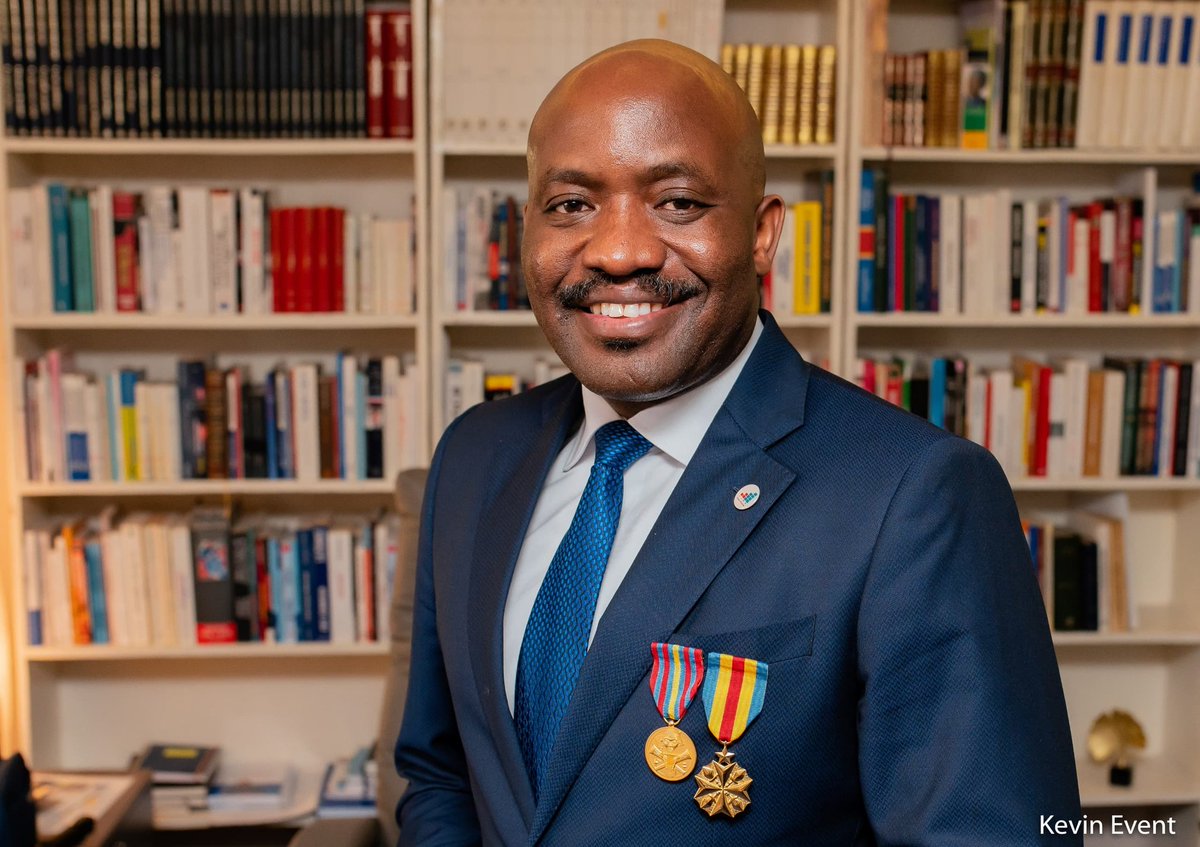 MichelMuvudi's tweet photo. J'ai été décoré doublement (1) d'une médaille d'or civique et (2) d'une médaille d'or en sciences et lettres par la chancellerie des ordres nationaux. Cette décoration me donne la niaque de poursuivre mes sacrifices pour les valeurs, le développement  humain et la jeunesse. https://t.co/B35Qr7YcZU