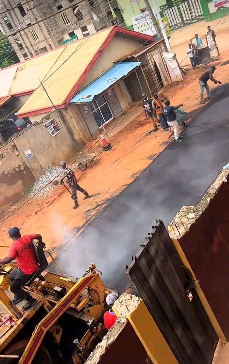 Oluwayemi_Vip2's tweet photo. 😳😱Delta becames first State in Nigeria to construct a road within 6hrs with on|y spray and asphalt 😆🤣 | #Icontv
They did not app|y concrete basements methods.
Congratulations to Deltans🤣😆 https://t.co/bVwT98G0SZ