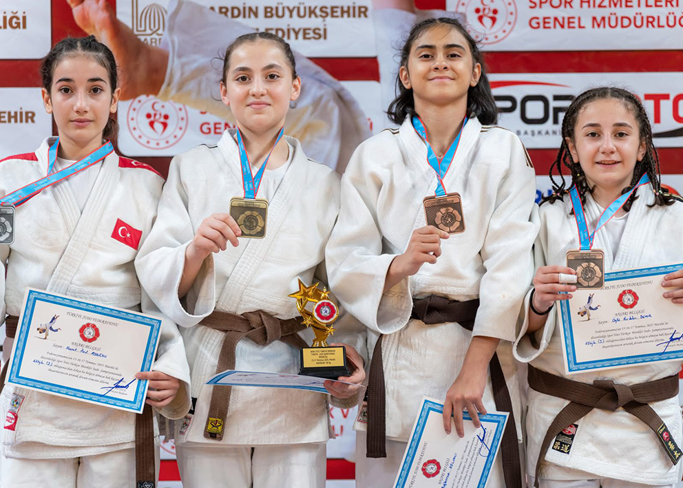 15-17 Temmuz 2025 Tarihleri arasında Mardin İlinde düzenlenen Judo 48 Kg Minikler Türkiye Şampiyonasında Samsun Sporcumuz Aysima Tektaş şampiyon oldu. Sporcumuzu tebrik eder, başarılarının devamını dileriz.

#GSBHepYanında