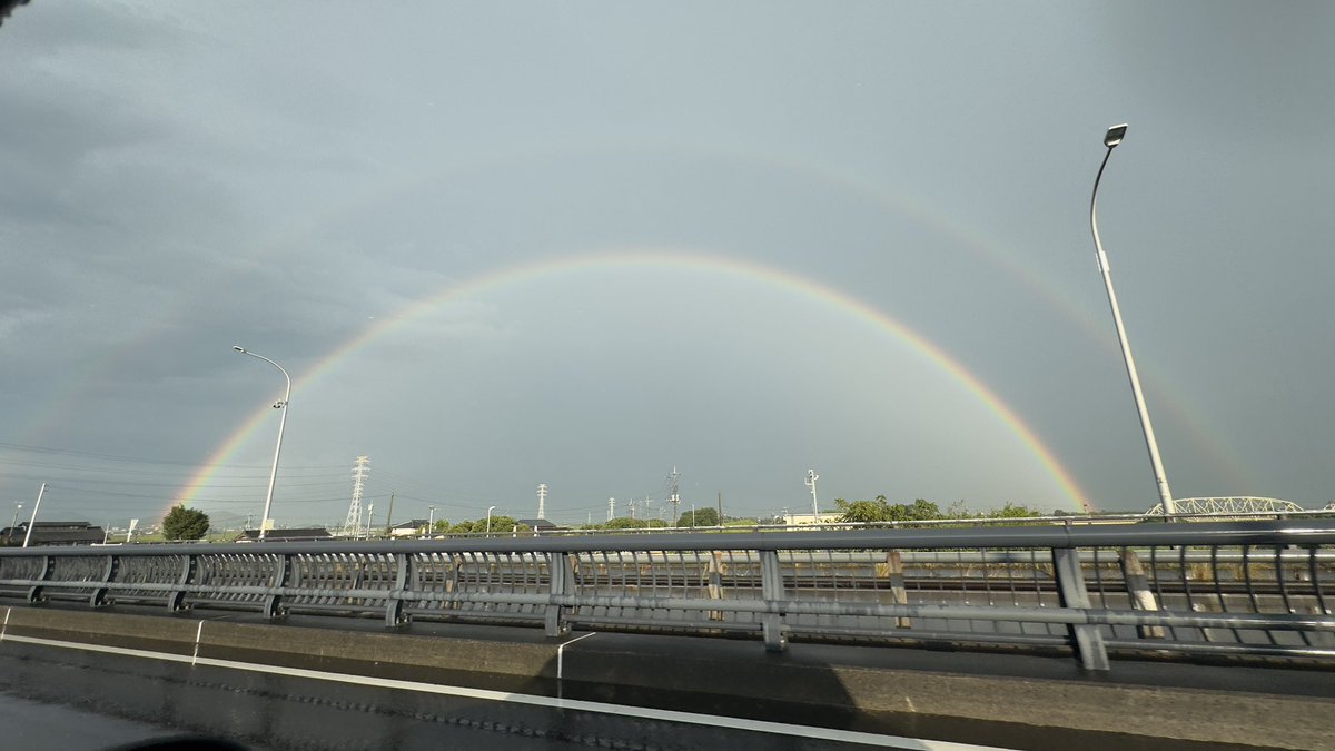v4_soara's tweet photo. めっちゃ綺麗なWレインボーを観測🌈
2本とも端から端まで見れたの初めてだ👀
#虹
#天気 https://t.co/6PjdnCWVAA