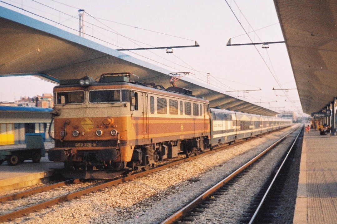 El Talgo "Mare Nostrum" destino Port Bou remolcado por la Japonesa 269.206 Estrella, estación de Girona año 1994. Foto: José Mª Navarro #EuropaTren #instarailtren #Renfe #Talgo #MareNostrum #CorredorMediterraneo #Catalunya #FelizMiercoles