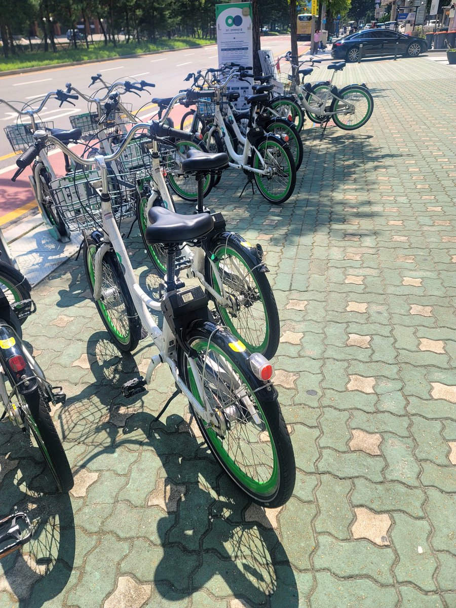 길걷다가~ 그린색블록발견..ㅎ
자전거까지 그린이네💚