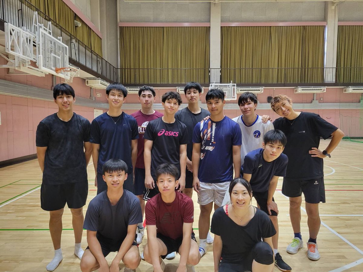 ogsvolley's tweet photo. 日本にシンガポールチームが来日🇸🇬
日本人コーチ指導のもと元気に練習頑張ってます😆🙌
まだまだ合宿は続くぞっ！ファイト！ https://t.co/sjsKtHHauT