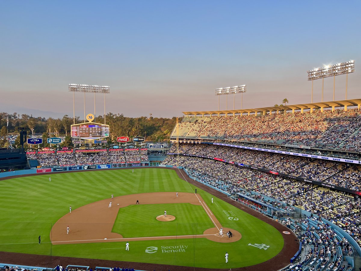 ドジャース・スタジアムにてハローキティのプロモーション。 バッグと