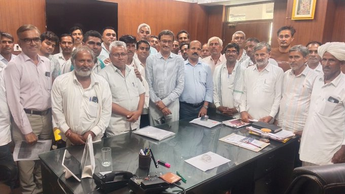1stIndiaNews's tweet photo. आखिर सरकार ने जनता जल योजना से जुड़े कर्मचारियों की ली सुध 

ACS PHED अखिल अरोड़ा के निर्देश पर CE दिनेश शर्मा ने की वार्ता,  राज.जनता जल योजना कर्मचारी संघ के प्रदेश स्तरीय...

#RajasthanWithFirstIndia @RajGovOfficial https://t.co/GIO35eKNfg