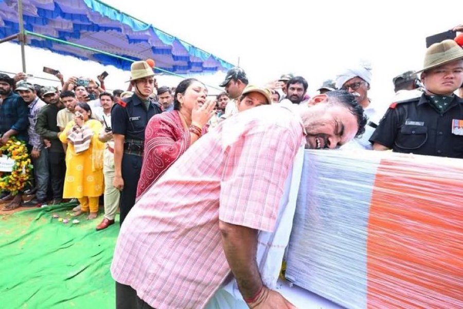 CestMoiz's tweet photo. #ThoseThatWait
Shri Shriram, a daily wage labourer &amp; Smt Jyoti Naik, a domestic worker, with their only child Agniveer M Murali Naik barely a few months apart.
Murali made the supreme sacrifice during Op Sindoor .. yet another loved one sacrificed for the sake of the Motherland. https://t.co/MqiV0Giv2s