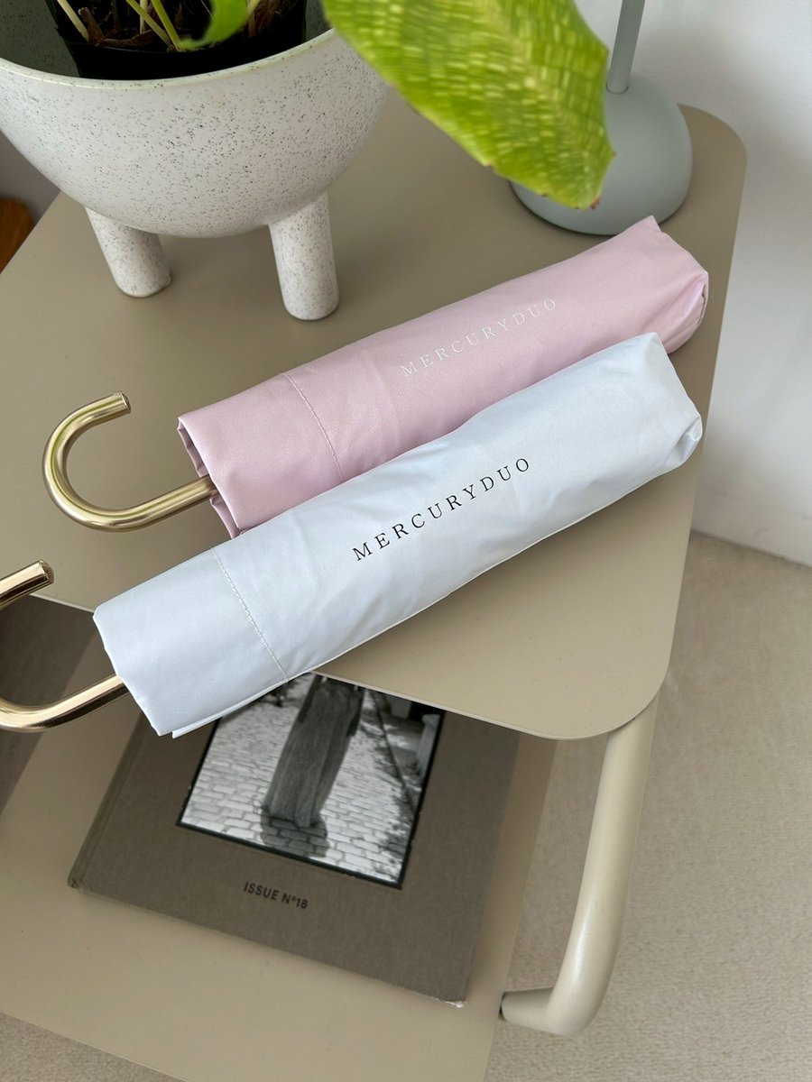 mercuryduo_com's tweet image. ＼ PROTECT Uコラボ晴雨兼用傘 ／

UVカット＆遮熱で暑さも紫外線も対策！
バイカラーとシャンパンゴールドの
金具で上品に仕上げました✨

軽くて丈夫折りたたみでも長傘級の安心感◎
通勤にも旅行にも、毎日に寄り添う一本！
#MERCURYDUO #PROTECTU #UV対策 #日傘

✔s.runway-ch.jp/xx148