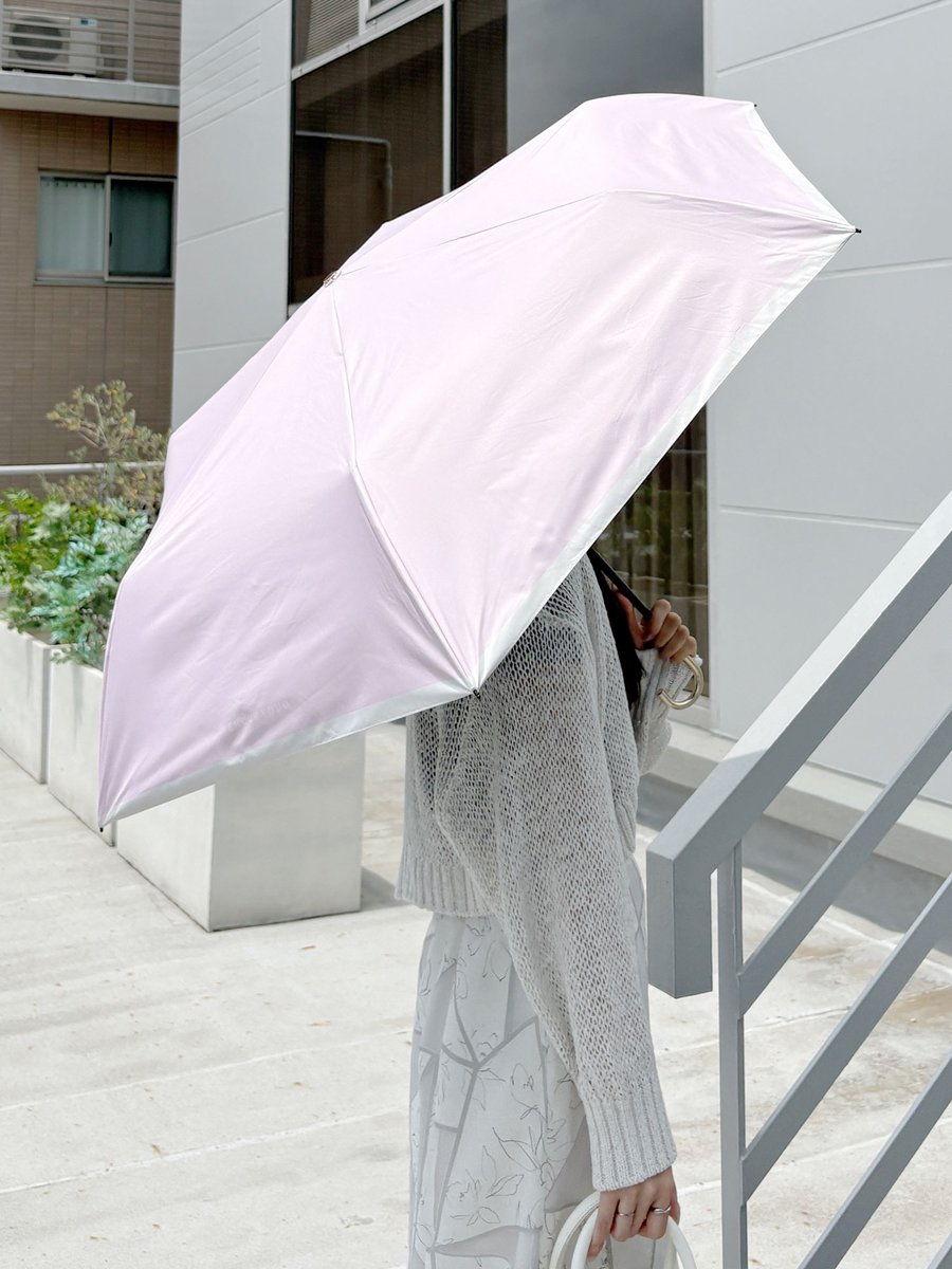 mercuryduo_com's tweet image. ＼ PROTECT Uコラボ晴雨兼用傘 ／

UVカット＆遮熱で暑さも紫外線も対策！
バイカラーとシャンパンゴールドの
金具で上品に仕上げました✨

軽くて丈夫折りたたみでも長傘級の安心感◎
通勤にも旅行にも、毎日に寄り添う一本！
#MERCURYDUO #PROTECTU #UV対策 #日傘

✔s.runway-ch.jp/xx148