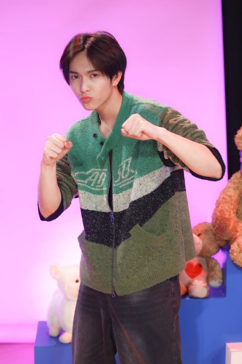 เหมียวเปอร์                                                   พี่เดช
#โตมาเป็นxBUS 
#COPPERdechawat 
#BUSbecauseofyouishine