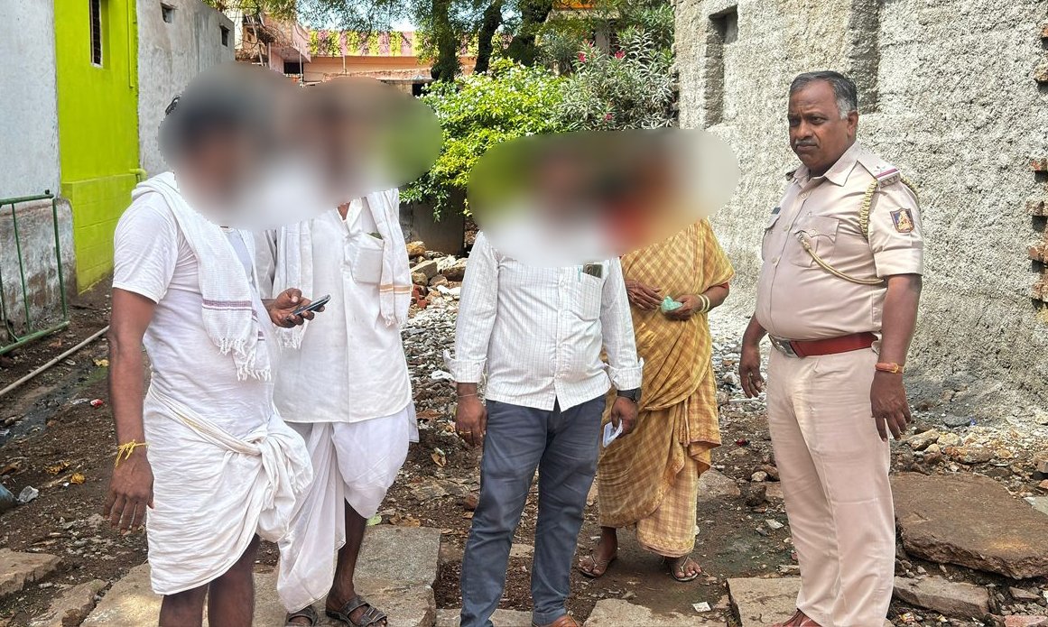 112 Ballari (@112ballari) on Twitter photo ದಿನಾಂಕ: 06-08-2025 ರಂದು ತೋರಣಗಲ್ಲು ಪೊಲೀಸ್ ಠಾಣಾ ವ್ಯಾಪ್ತಿಯ ವಡ್ಡು ಗ್ರಾಮದಲ್ಲಿ ಕಲಹವಾಗುತ್ತಿರುವ ಬಗ್ಗೆ 112 ಗೆ ಕರೆ ಬಂದಿದ್ದು, ERSS-112 ಸಿಬ್ಬಂದಿಗಳು ಕೂಡಲೇ ಸ್ಥಳಕ್ಕೆ ಭೇಟಿ ನೀಡಿ,ಸೂಕ್ತ ತಿಳುವಳಿಕೆಯನ್ನು ನೀಡಿದರೂ ಸಮಸ್ಯೆ ಸ್ಥಳದಲ್ಲಿ ಬಗೆಹರಿಯದ ಕಾರಣ ಮುಂದಿನ ಕ್ರಮಕ್ಕಾಗಿ ಠಾಣೆಗೆ ಒಪ್ಪಿಸಲಾಗಿದೆ. <a href="/112Karnataka/">112Karnataka</a> ದಿನಾಂಕ: 06-08-2025 ರಂದು ತೋರಣಗಲ್ಲು ಪೊಲೀಸ್ ಠಾಣಾ ವ್ಯಾಪ್ತಿಯ ವಡ್ಡು ಗ್ರಾಮದಲ್ಲಿ ಕಲಹವಾಗುತ್ತಿರುವ ಬಗ್ಗೆ 112 ಗೆ ಕರೆ ಬಂದಿದ್ದು, ERSS-112 ಸಿಬ್ಬಂದಿಗಳು ಕೂಡಲೇ ಸ್ಥಳಕ್ಕೆ ಭೇಟಿ ನೀಡಿ,ಸೂಕ್ತ ತಿಳುವಳಿಕೆಯನ್ನು ನೀಡಿದರೂ ಸಮಸ್ಯೆ ಸ್ಥಳದಲ್ಲಿ ಬಗೆಹರಿಯದ ಕಾರಣ ಮುಂದಿನ ಕ್ರಮಕ್ಕಾಗಿ ಠಾಣೆಗೆ ಒಪ್ಪಿಸಲಾಗಿದೆ. <a href="/112Karnataka/">112Karnataka</a>