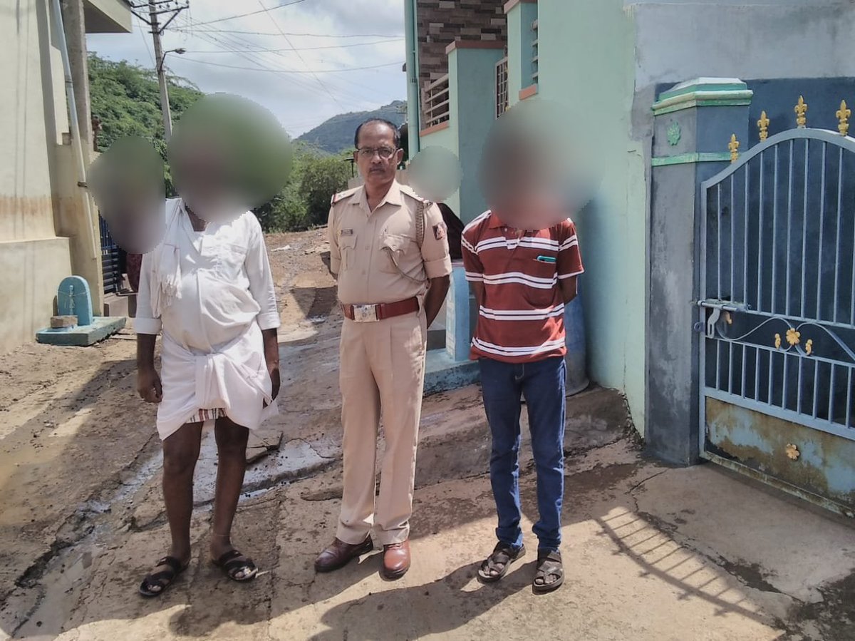 112 Ballari (@112ballari) on Twitter photo ದಿನಾಂಕ: 06-08-2025 ರಂದು ಬಳ್ಳಾರಿ ಜಿಲ್ಲೆಯ ತೋರಣಗಲ್ಲು ಪೊಲೀಸ್ ಠಾಣಾ ವ್ಯಾಪ್ತಿಯ ವಿಠಲಾಪುರ ಗ್ರಾಮದಲ್ಲಿ ಕಲಹವಾಗುತ್ತಿರುವ ಬಗ್ಗೆ 112 ಗೆ ಕರೆ ಬಂದಿದ್ದು, ERSS-112 ಸಿಬ್ಬಂದಿಗಳು ಕೂಡಲೇ ಸ್ಥಳಕ್ಕೆ ಭೇಟಿ ನೀಡಿ,ಸೂಕ್ತ ತಿಳುವಳಿಕೆಯನ್ನು ನೀಡಿ, ಸಮಸ್ಯೆಯನ್ನು ಸ್ಥಳದಲ್ಲಿ ಬಗೆಹರಿಸಿರುತ್ತಾರೆ. <a href="/112Karnataka/">112Karnataka</a> ದಿನಾಂಕ: 06-08-2025 ರಂದು ಬಳ್ಳಾರಿ ಜಿಲ್ಲೆಯ ತೋರಣಗಲ್ಲು ಪೊಲೀಸ್ ಠಾಣಾ ವ್ಯಾಪ್ತಿಯ ವಿಠಲಾಪುರ ಗ್ರಾಮದಲ್ಲಿ ಕಲಹವಾಗುತ್ತಿರುವ ಬಗ್ಗೆ 112 ಗೆ ಕರೆ ಬಂದಿದ್ದು, ERSS-112 ಸಿಬ್ಬಂದಿಗಳು ಕೂಡಲೇ ಸ್ಥಳಕ್ಕೆ ಭೇಟಿ ನೀಡಿ,ಸೂಕ್ತ ತಿಳುವಳಿಕೆಯನ್ನು ನೀಡಿ, ಸಮಸ್ಯೆಯನ್ನು ಸ್ಥಳದಲ್ಲಿ ಬಗೆಹರಿಸಿರುತ್ತಾರೆ. <a href="/112Karnataka/">112Karnataka</a>
