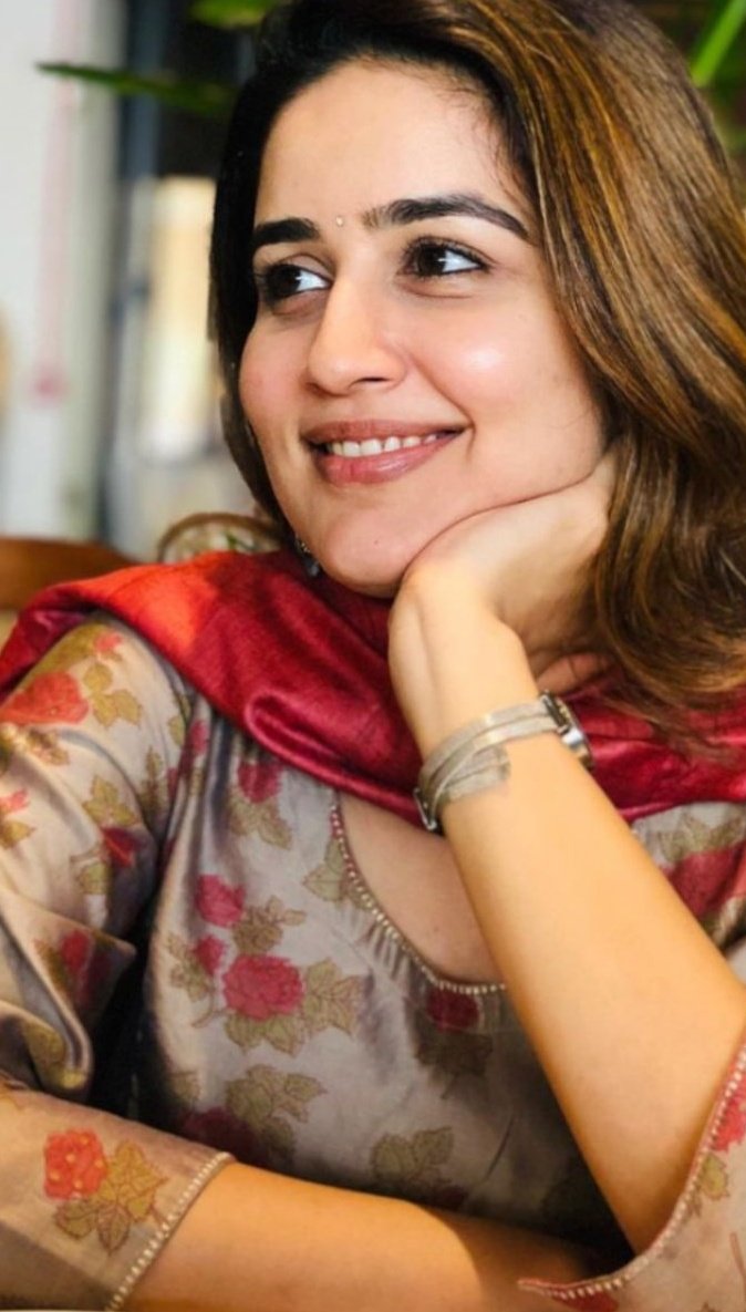 " खुशमिजाज जिंदगी का बस यही फंडा है ,
      अच्छी बातों को समेटकर रखना , बुरी बातों को नजरंदाज करना ।।