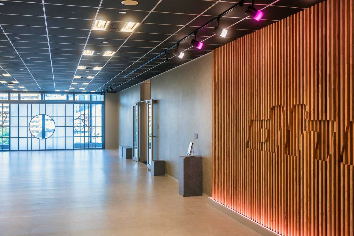 デジタルハリウッドのリニューアルされたモダンなエントランス、仕事体験はここからスタートします

オフィスが入居するビルは会社機能以外に
・デジタルハリウッド大学
・デジタルハリウッド大学大学院
・デジタルハリウッド東京本校
の校舎も兼ねています

#27卒と繋がりたい