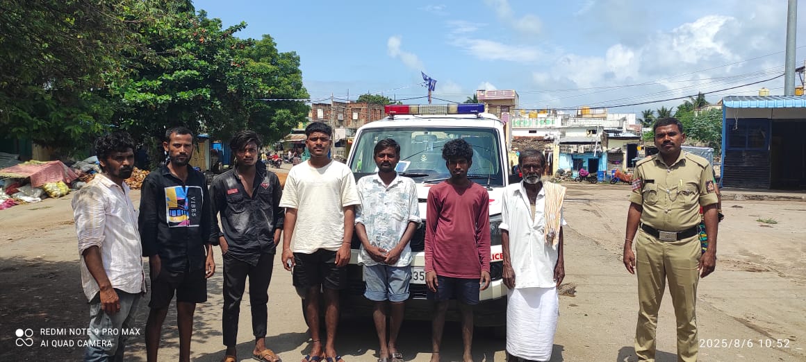 112 Ballari (@112ballari) on Twitter photo ದಿನಾಂಕ:06-08-2025 ರಂದು ಬಳ್ಳಾರಿ ಜಿಲ್ಲೆಯ ಕಂಪ್ಲಿ ಪೊಲೀಸ್ ಠಾಣಾ ವ್ಯಾಪ್ತಿಯ ERSS ವಾಹನದ ಸಿಬ್ಬಂದಿಗಳು, ಮಾರ್ಕೆಟ್ ಏರಿಯಾದಲ್ಲಿ ಸಾರ್ವಜನಿಕರಿಗೆ ,ERSS-112 ಬಗ್ಗೆ ಜಾಗೃತಿ ಮೂಡಿಸಿದರು. <a href="/112Karnataka/">112Karnataka</a> ದಿನಾಂಕ:06-08-2025 ರಂದು ಬಳ್ಳಾರಿ ಜಿಲ್ಲೆಯ ಕಂಪ್ಲಿ ಪೊಲೀಸ್ ಠಾಣಾ ವ್ಯಾಪ್ತಿಯ ERSS ವಾಹನದ ಸಿಬ್ಬಂದಿಗಳು, ಮಾರ್ಕೆಟ್ ಏರಿಯಾದಲ್ಲಿ ಸಾರ್ವಜನಿಕರಿಗೆ ,ERSS-112 ಬಗ್ಗೆ ಜಾಗೃತಿ ಮೂಡಿಸಿದರು. <a href="/112Karnataka/">112Karnataka</a>