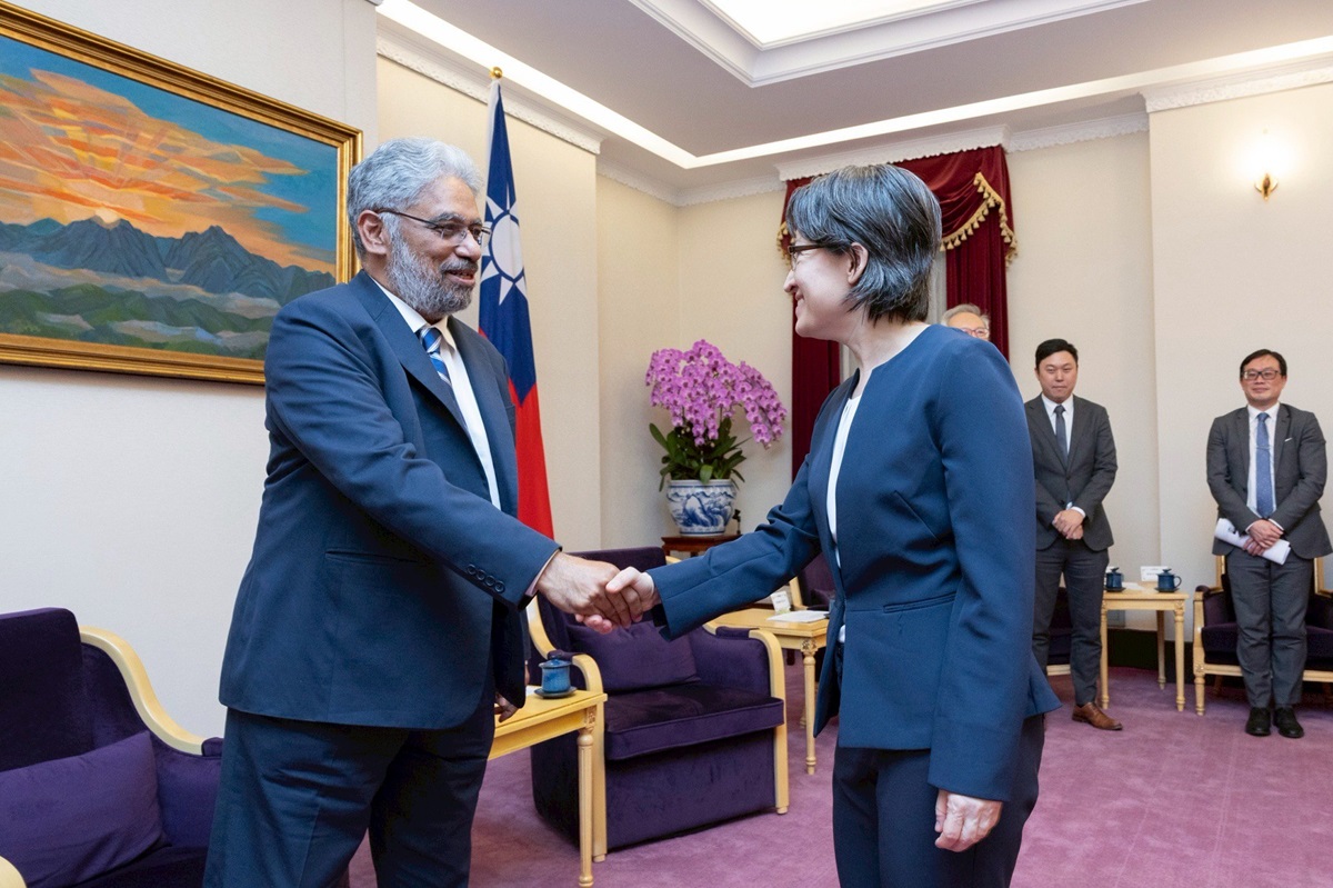 Taiwan Info (@sitetaiwaninfo) on Twitter photo La vice-présidente <a href="/bikhim/">Bi-khim Hsiao 蕭美琴</a> serre la main de <a href="/MohanCRaja/">C. Raja Mohan</a>, chercheur honoraire au <a href="/CSDR_India/">CSDR</a>, le 1er août à Taipei. Au cours de son séjour, celui-ci a participé au dialogue trilatéral #Taiwan-#EtatsUnis- #Inde, co-organisé par le <a href="/MOFA_Taiwan/">外交部 Ministry of Foreign Affairs, ROC (Taiwan) 🇹🇼</a> et <a href="/ProspectF/">遠景基金會 Prospect Foundation</a>.
📸PO La vice-présidente <a href="/bikhim/">Bi-khim Hsiao 蕭美琴</a> serre la main de <a href="/MohanCRaja/">C. Raja Mohan</a>, chercheur honoraire au <a href="/CSDR_India/">CSDR</a>, le 1er août à Taipei. Au cours de son séjour, celui-ci a participé au dialogue trilatéral #Taiwan-#EtatsUnis- #Inde, co-organisé par le <a href="/MOFA_Taiwan/">外交部 Ministry of Foreign Affairs, ROC (Taiwan) 🇹🇼</a> et <a href="/ProspectF/">遠景基金會 Prospect Foundation</a>.
📸PO