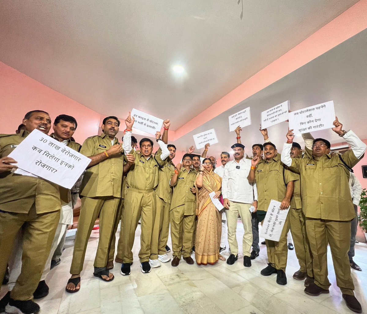 rupeshmishramp's tweet image. पुलिस कॉन्स्टेबल बन कर सदन पहुंचे कांग्रेसी विधायक. आरक्षक भर्ती परीक्षा फर्जीवाड़ा के विरोध में पहनी सांकेतिक वर्दी...!