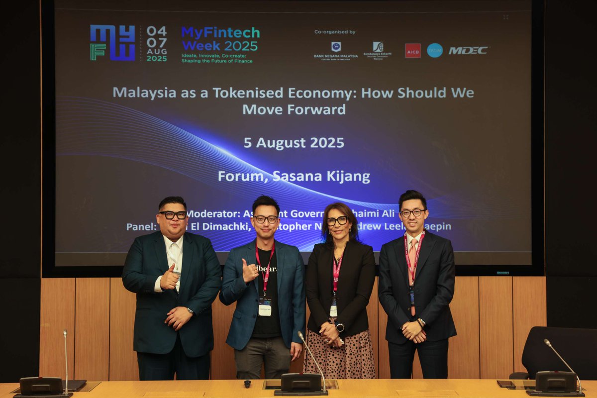 Apa yang diperlukan untuk Malaysia berkembang menjadi ekonomi ditokenkan? 
 
Penolong Gabenor Suhaimi bersama para penceramah Andrew Leelarthaepin, Christopher Ngoi, dan Maha El Dimachki membincangkan potensi transformasi serta prasyarat untuk ekonomi ditokenkan di