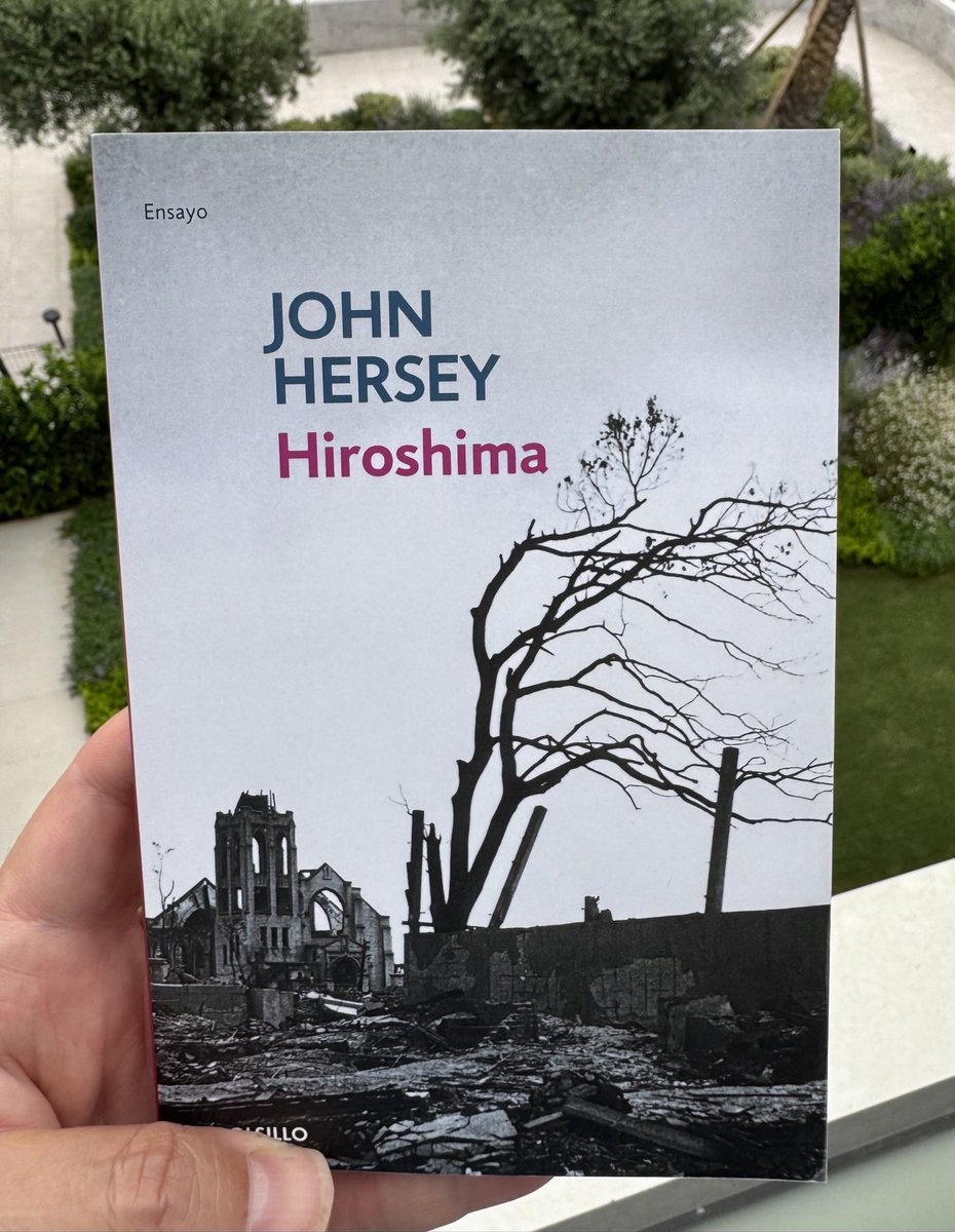 Hoy que se cumplen 80 años del lanzamiento de la bomba atómica sobre Hiroshima, lean esto…
Publicado inicialmente como un reportaje en The New Yorker y con un epílogo brutal (el autor vuelve cuarenta años después).
Un testimonio frío y detallado sobre la mañana del 6 agosto1945