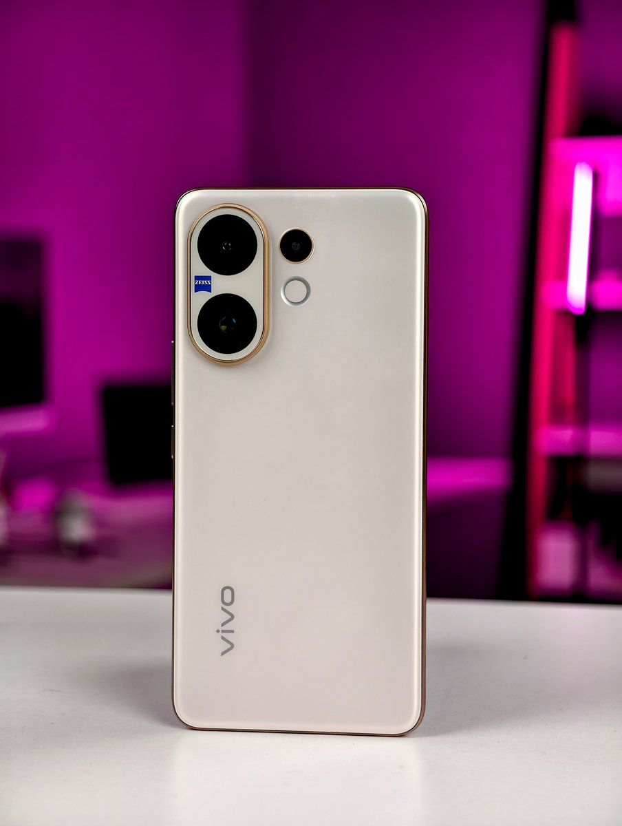 stufflistings's tweet photo. This is the vivo V60 🤩💛
Rate the design out of 10 👀 https://t.co/AumLxWp9q7