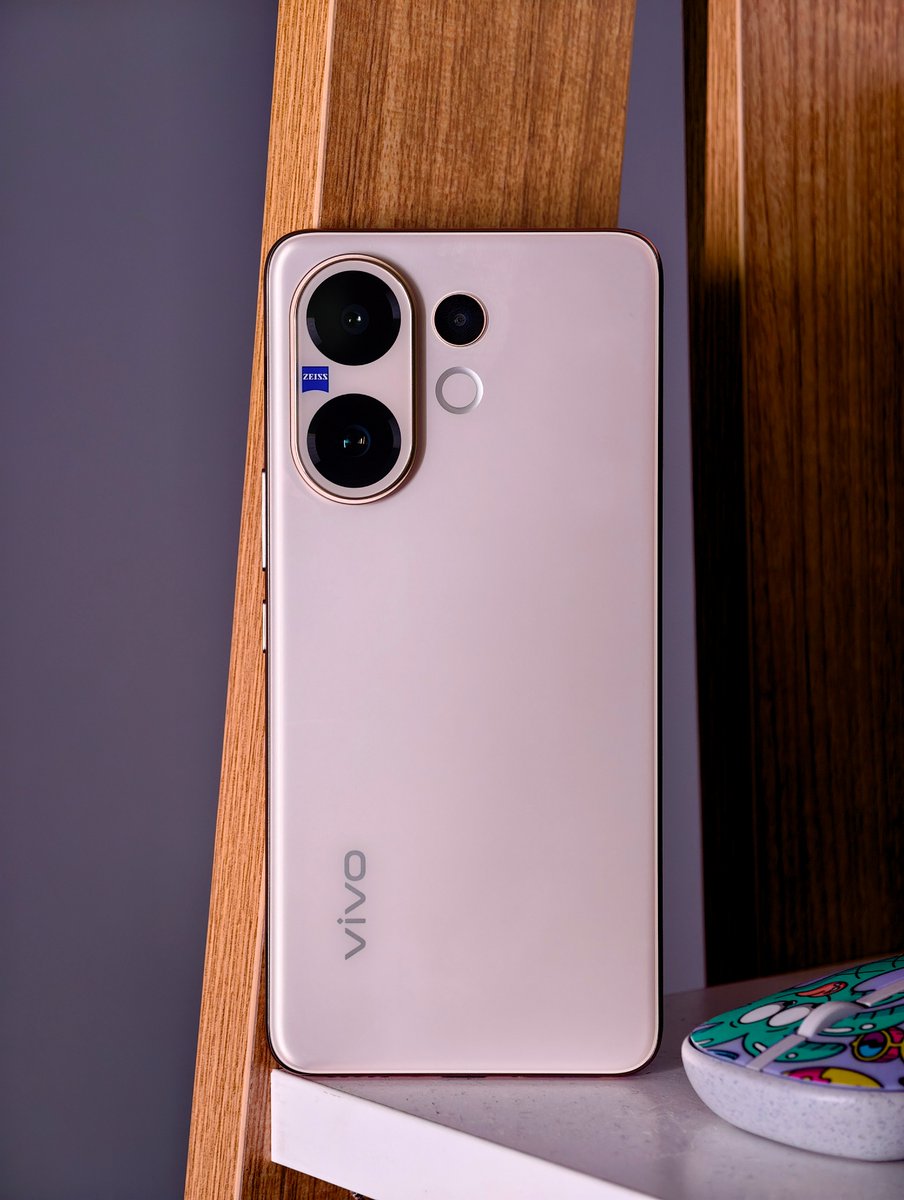 stufflistings's tweet photo. This is the vivo V60 🤩💛
Rate the design out of 10 👀 https://t.co/AumLxWp9q7