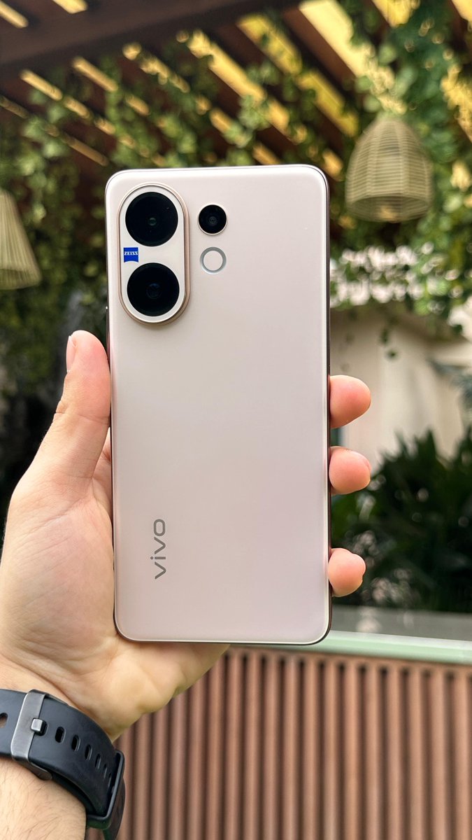 This is the vivo V60 🤩💛
Rate the design out of 10 👀
