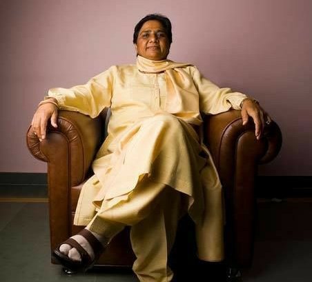 विपक्षी टीम में राहुल गांधी और अखिलेश यादव ओपनिंग पर मोर्चा संभाले हैं. तेजस्वी यादव और हेमंत सोरेन मिडिल ऑर्डर को मजबूत कर रहे हैं.

चंद्रशेखर आज़ाद हरफनमौला खिलाड़ी हैं. अरविंद केजरीवाल स्पिन फेंक रहे हैं और
असदुद्दीन ओवैसी तेज़ गेंदबाज़ी कर रहे हैं.

लेकिन इस टीम के पास कोच