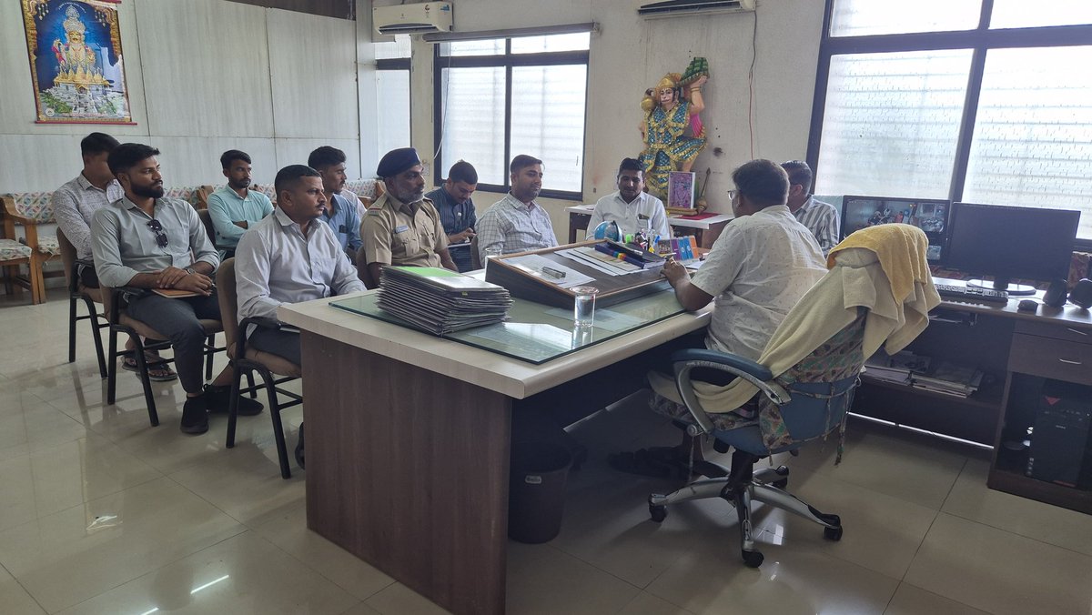 mambotadrural's tweet photo. તાલુકા કક્ષાનો 15 મી ઓગસ્ટ કાર્યકમ બોટાદ તાલુકા નાં સમઢીયાળા નં. 1 ખાતે યોજવાનો હોવાથી તાલુકા કક્ષાનાં અધિકારીશ્રી સાથે મિટિંગ યોજી તેમજ હર ઘર તિરંગા કાર્યક્રમ -2025 ની ઉજવણી તબ્બકાવાઈજ કરવા આયોજન કરેલ. @Botad_Prant @Collectorbotad @CMOGuj @InfoBotadGoG https://t.co/67wIcZwZku