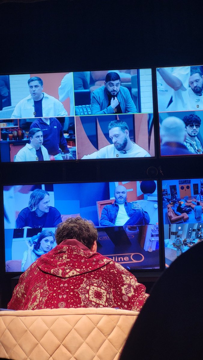 Как же мощно я офигела, когда на следующий день после сёмочек в шоу воли с парнями до 3 ночи я утром прикатила сюда и увидела Антона ведущим) хорошенький сюрприз был