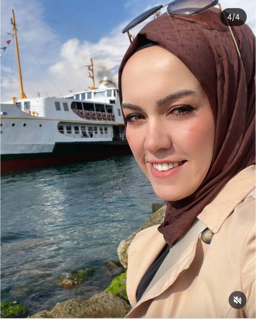AsuKaya80TBMM's tweet photo. Saliha Akkaş yaşam mücadelesini kaybetti.

Saatlerce direndi...
Vücuduna aldığı 40’tan fazla bıçak darbesine rağmen hayata tutunmaya çalıştı.
Ama olmadı. Saliha’yı kaybettik.

Öncelikle Saliha'ya Allah'tan rahmet ailesine, yakınlarına ve tüm TBMM çalışma arkadaşlarımıza başsağlığı ve sabır diliyorum.

Bir kadın daha, boşanmak istediği erkek tarafından vahşice katledildi.
Üstelik bu cinayet, Türkiye Büyük Millet Meclisi çatısı altında görev yapan bir kamu çalışanına karşı işlendi.

Şimdi soruyorum:
Buna da mı sessiz kalacaksınız?
TBMM çatısı altında görev yapan bir kadının katledilmesini de mi görmezden gelecekseniz?

Saliha için sessiz kalmayacağız.
Bu ülkede bir kadının daha adı, bir cinayet dosyasına yazılmasın diye susmayacağız.

Saliha'nın anısı mücadelemizde yaşayacak.
Ve biz, bu karanlık düzeni mutlaka değiştireceğiz!