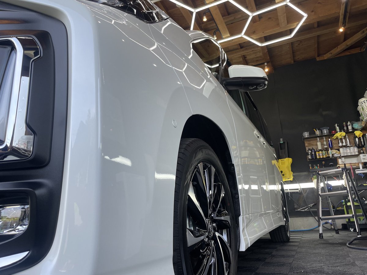 pulirete's tweet photo. 新車で入庫頂いたノア
研磨有りのコーティングで
仕上げさせて頂きました！

新車でも研磨は
標準としています。

薄い膜や薄い傷は
どうしてもついており
改善するだけで

深みが変わってきます

コーティングを

出来上がった塗装に
載せることで

より本来の性能を
発揮する事ができます！

必ず研磨が必要という訳では
ありません。

この違いに価値を感じで
頂くかどうかはお客様次第

研磨の有無は
こういったお話をした上で
お客様に選んでいただきます！

ご依頼いただき
ありがとうございます😊

新車からのコーティングでも
違いがあるといって頂き
安心しました^_^

今後のキレイに関しても
定期的なご利用で

お手伝いさせて頂ければと思います！