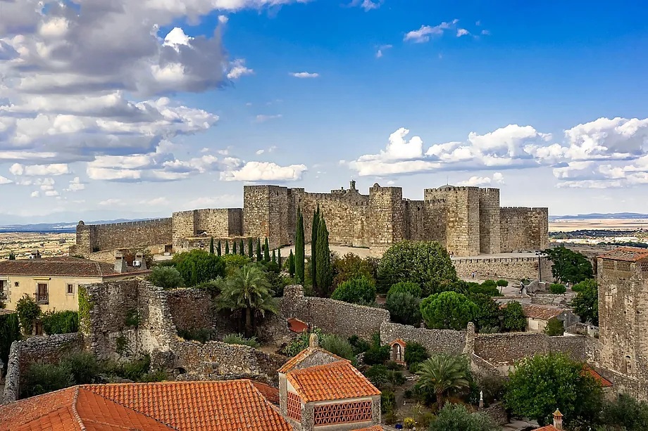 🏰 #Trujillo 👉 la joya de Extremadura que la CNN recomienda: historia, silencio y naturaleza para turistas inteligentes.

🏰 También se hace eco de #Cáceres, #Mérida y #Guadalupe 

📰 Nos lo cuentan en la sección de Viajes de El Mundo.
acortar.link/9z0jGf