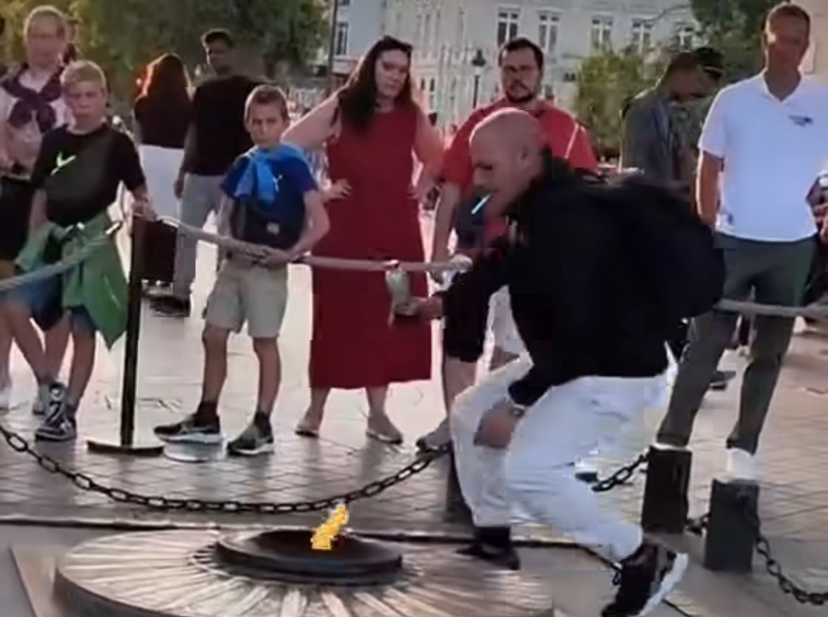 L’individu qui a profané la tombe du soldat inconnu s'appelle Hamdi Hakim, c’est un  marocain.
Il a 21 antécédents judiciaires  pour violences, outrages, rebellions… Il en aura une 22 ème, il a été interpellé.