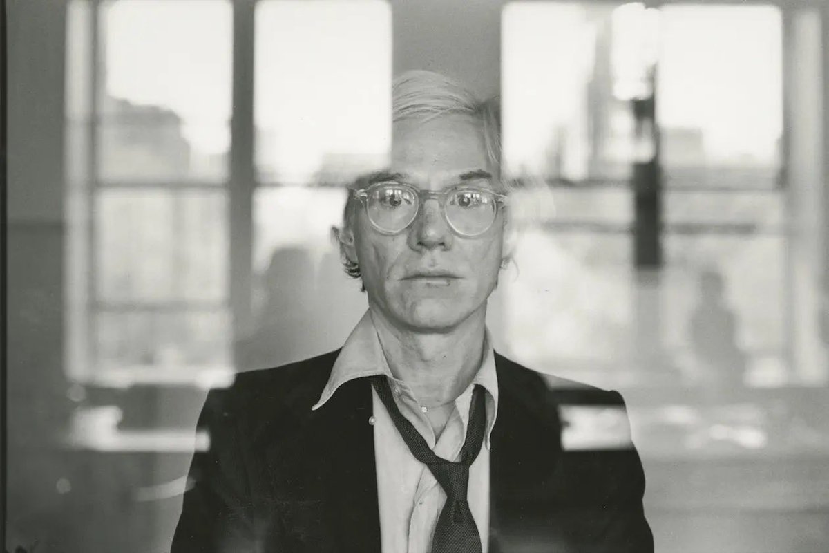 Remembering Andy Warhol. Born this day in 1928 in Pittsburgh. American visual artist and film director who was a leading figure in the visual art movement known as pop art. His New York studio,The Factory, became a well known gathering place for celebrities #AndyWarhol 📸 🥀