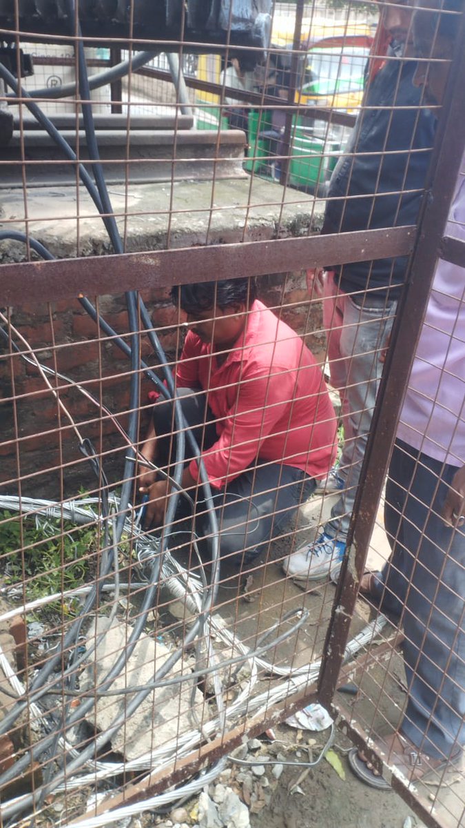seeudc7's tweet photo. Revenue collection and maintenance work in alambagh sringar nagar under EUDC Vrindavan amausi zone Lucknow on dt 06.08.2025
@CMOfficeUP 
@MVVNLHQ 
@MVVNLmd 
@UPPCLLKO 
@ZoneAmausi https://t.co/a77Sy9qUkM