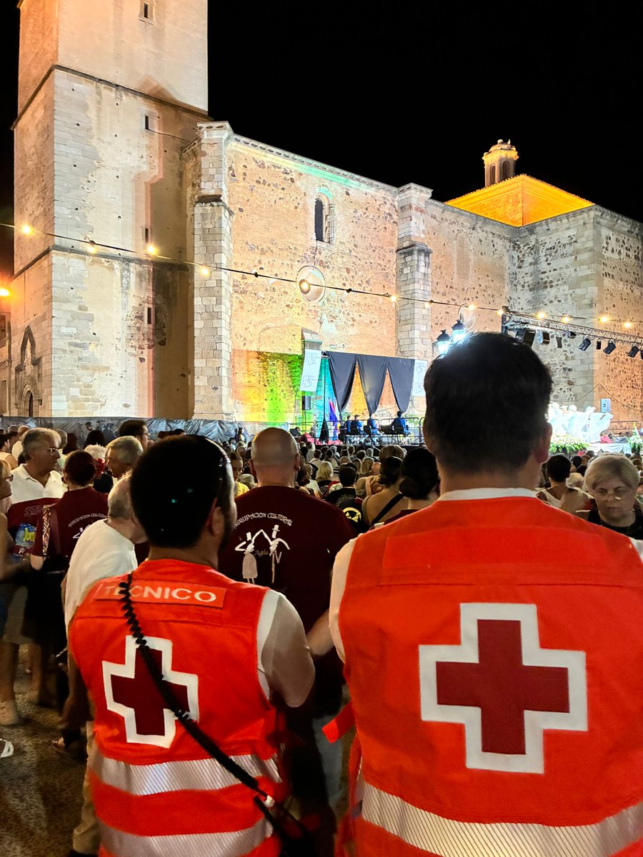 Nuestro voluntariado presente anoche en el #PreventivosCruzRoja de la Gala Inaugural 38 Edición del Festival Folklórico de los Pueblos del Mundo celebrado en Montijo.

#uneteacruzroja 
#HazVoluntariado