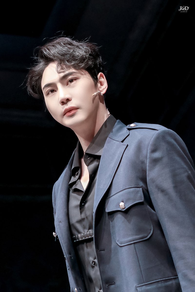 210919 연극 카포네 트릴로지
빈디치 커튼콜
영맨 役｜장지후 배우님

*재보정

#카포네트릴로지 #빈디치 #장지후