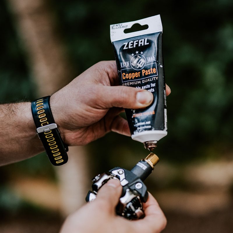 🛠️ Pour assembler ou entretenir votre vélo, mieux vaut avoir les bons produits sous la main !

Zéfal a développé sa gamme de produits d’entretien : des pâtes de montage (cuivre, carbone…) aux graisses vélo. Des produits conçus pour garantir performance et durabilité !