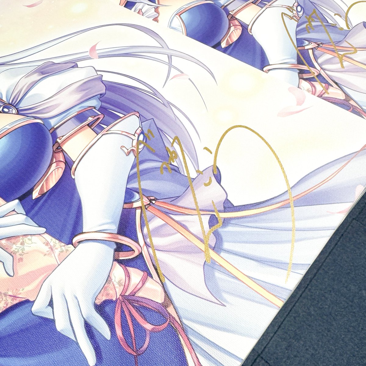 august_soft's tweet photo. こちらは、6月に開催された『夜明け前より瑠璃色な』20周年記念コラボカフェにてご注文いただいた「べっかんこう直筆サイン入りキャンバスアート」です。

現在、1枚1枚にサインを入れさせていただいております！

本当に数多くのご注文をいただきまして、ありがとうございました。

9月以降の20周年企画もぜひ楽しみにお待ちいただければ幸いです。
https://t.co/GvPn4BNjdm

#夜明け前より瑠璃色な