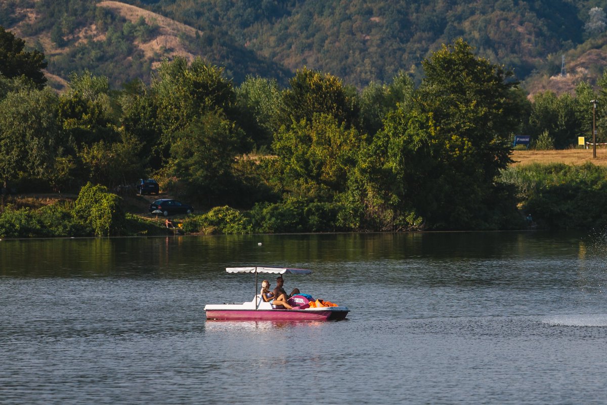 Welcome to Silver Lake in Serbia!
Here, you’ll find crystal-clear water, well-maintained beaches, and a variety of activities throughout the day: from swimming, boat rides, and water sports, to leisurely strolls and savoring local specialties.
📸 Luka Šarac