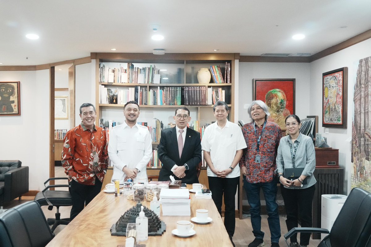 Menerima audiensi dari Mas Candra Darusman dan Mas Kadri Karmila, musisi dan juga aktivis organisasi dan advokasi musik. Kami membahas tentang ekosistem musik di Indonesia. 
..
Kementerian Kebudayaan berkomitmen penuh dalam memajukan ekosistem musik Indonesia. Hal ini dilakukan