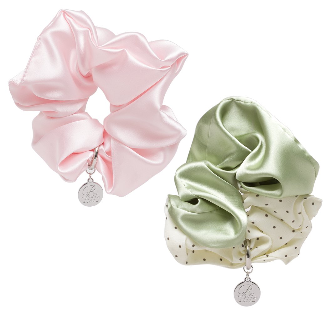 스크런치 조아🫶 컬러 반, 도트 반! 반반 스크런치들이 신상 라인업에 추가됩니다! 핑크 실키 스크런치는 블루밍테일의 상징💕