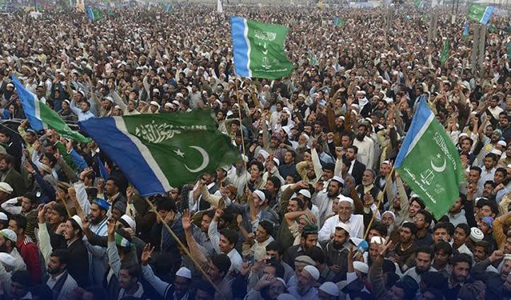 تحریک انصاف کے کارکنان کا اسلام آباد میں اس وقت دھرنا جاری ہے عمران کی رہائی تک جاری رہیگا جنکو لگتا ہے تحریک انصاف ختم شد وہ اس تصویر میں یوتھ کا جنون اور تعداد دیکھ سکتے ہیں سب سے مقبول جماعت ہے اتنی بڑی تعداد پیپلزپارٹی اور نون لیگ نکال سکتی ہے کیا؟