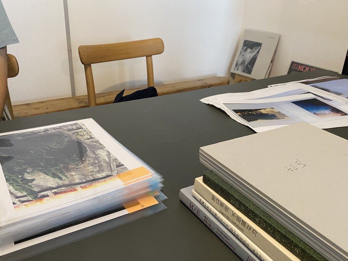 佐藤華蓮さんの写真集「membrana」、打合せをデザイナーの須山悠里さんと。
タイトルは皮膚や膜を指す言葉。
初めてプリントをご覧になった須山さんが、「壮大な映像史を見たような」とおっしゃったのが嬉しかった。一枚ずつはささやかなものや風景だが、知覚することの不思議に満ちている。