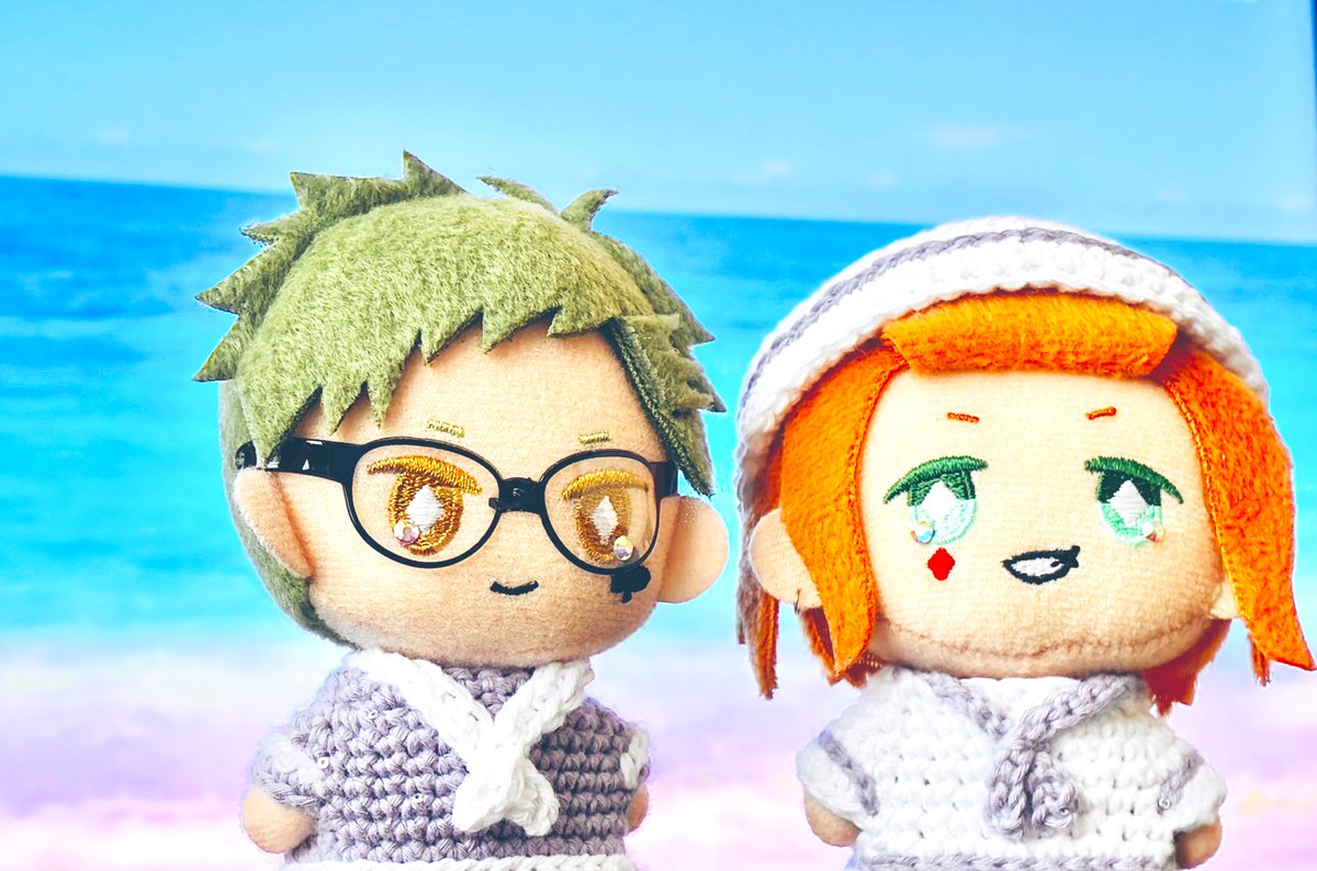 最近少しだけ編み物を覚えたので夏っぽい服作ってあげた。
一緒に液晶の海見てる(疲れてるの？？？)