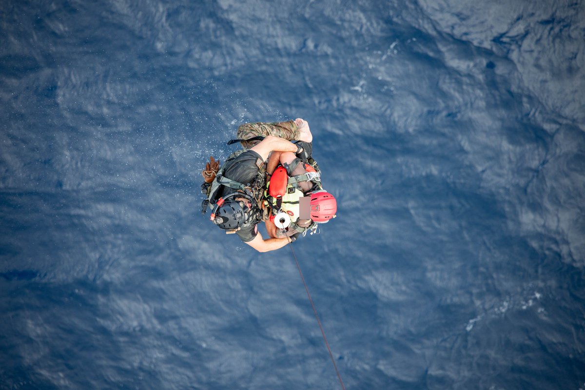 1stMAW_Marines's tweet photo. A U.S. #Marine Corps UH-1Y Venom with Marine Light Attack Helicopter Squadron 169 supported U.S. @usairforce #pararescuemen assigned to the 31st Rescue Squadron during training off the coast of Okinawa, Japan, July 22, 2025. https://t.co/TpZ7p4eAlE