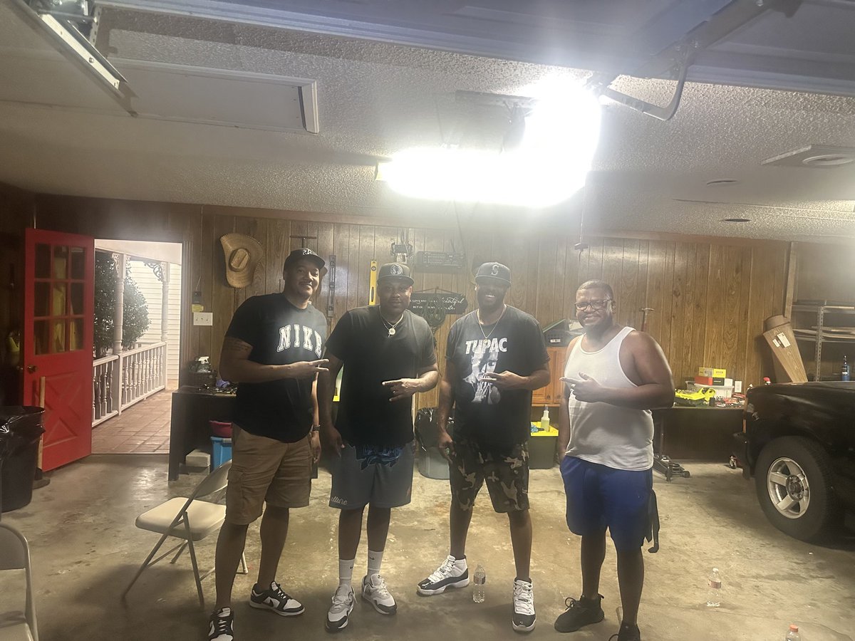 Bmoorelikeme85's tweet image. 25 years of friendship 
25 years of loyalty 
25 years of Love 
25 years of brotherhood 
The bond we’ve built is un breakable 
And the memories we’ve shared on the court 🏀 and in life will last a lifetime! #mybrothers #DavishillGreenwoodboyz